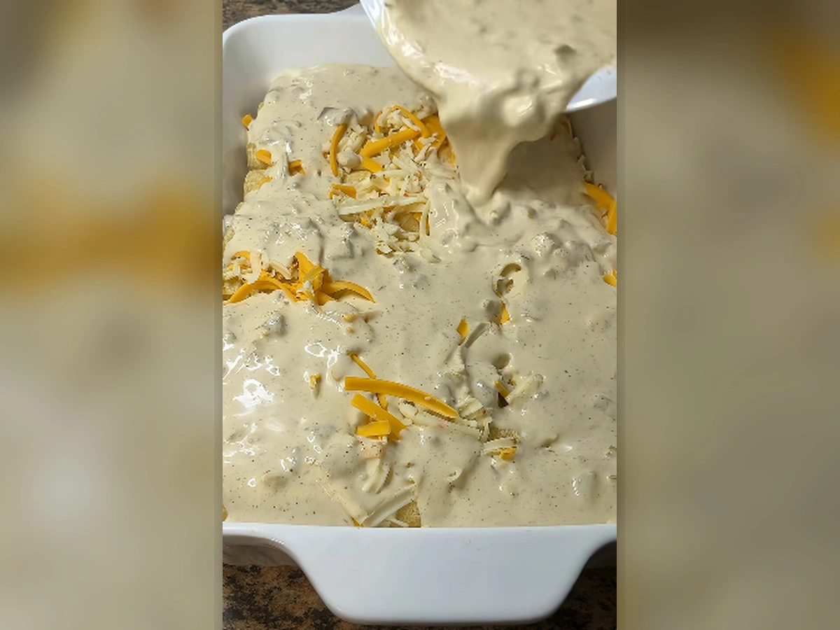 Green Chile Chicken Enchiladas – Easy, Creamy & Cheesy Dinner 3